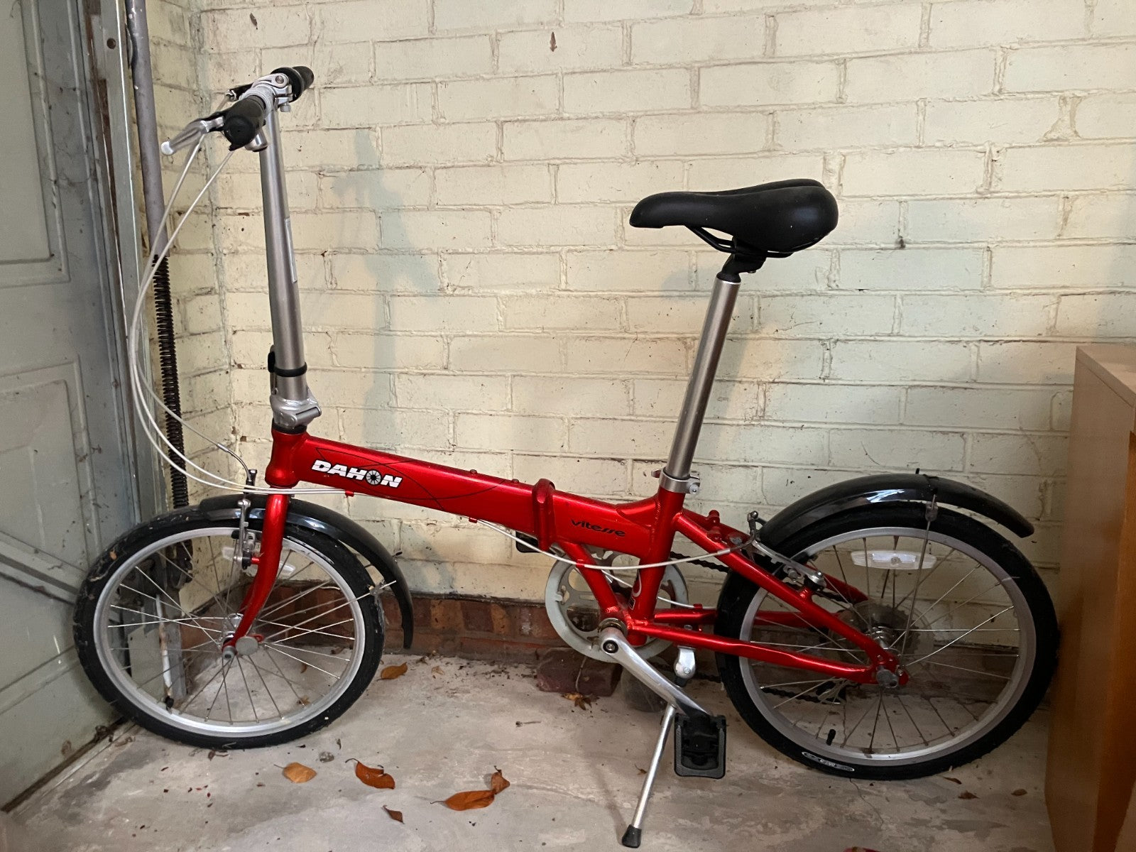 Folding Bike Red Dahon Vitesse (used)