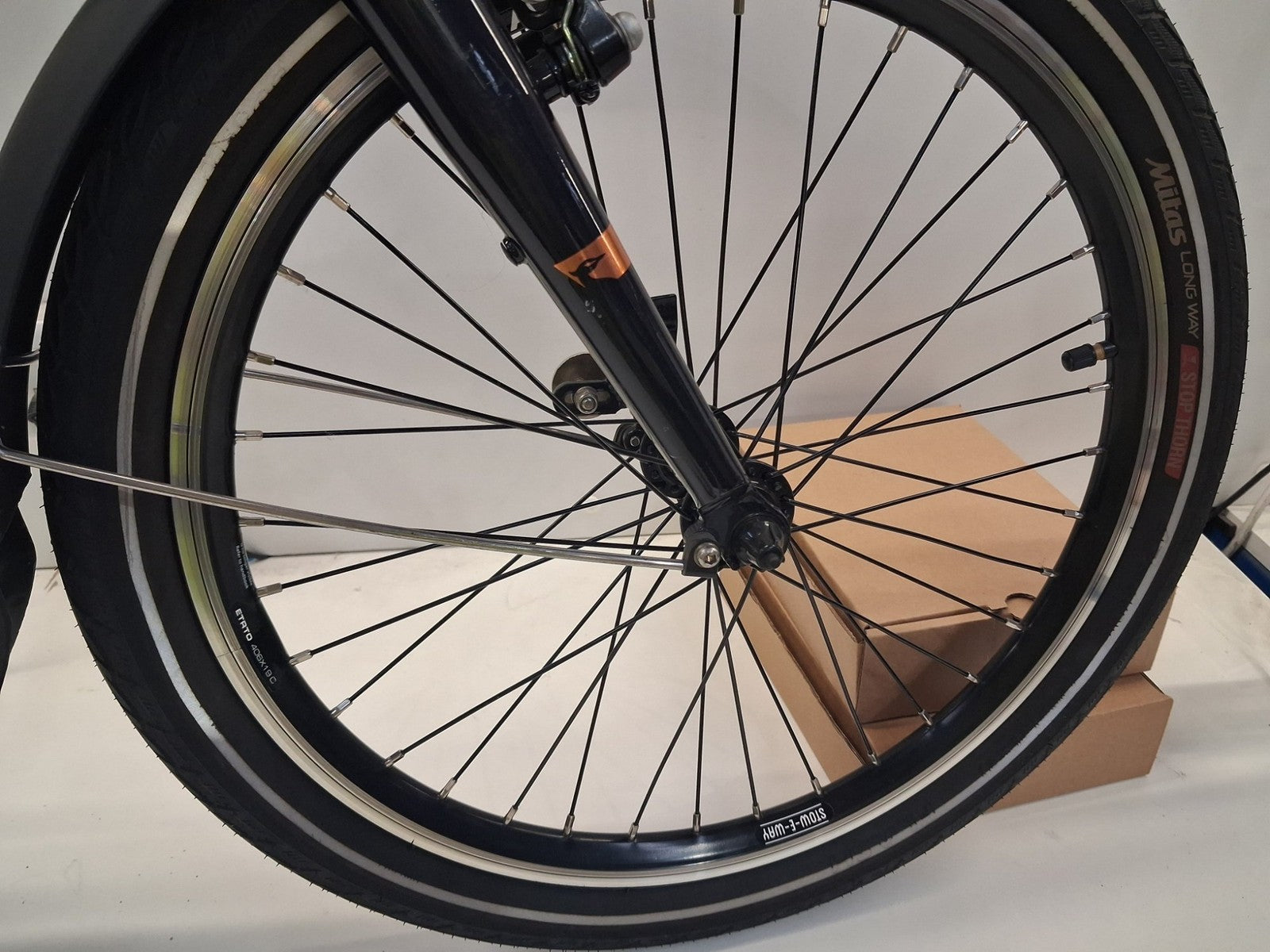 Raleigh Stow--E--Way Compact 8-Speed Folding Bike - Grey (Scratched Frame)