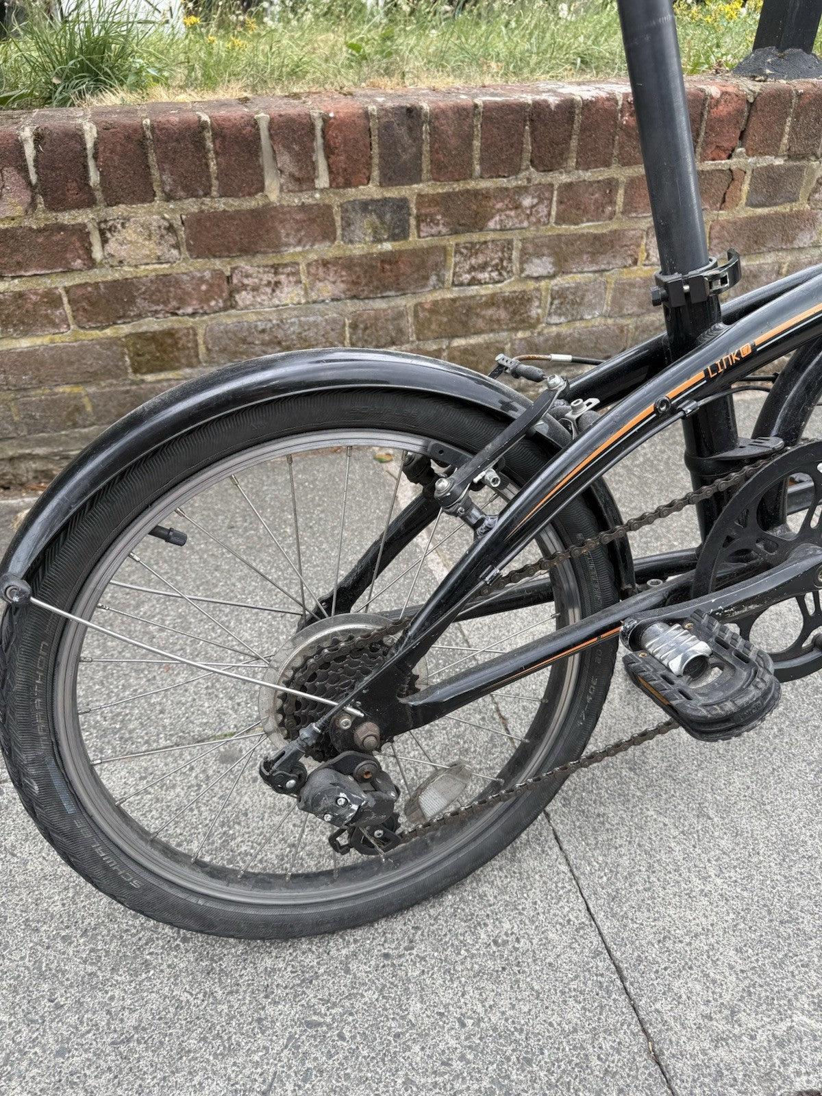 Tern Link D8 Folding Bike 20 in Black 8-Speed Mudguards V-Brake