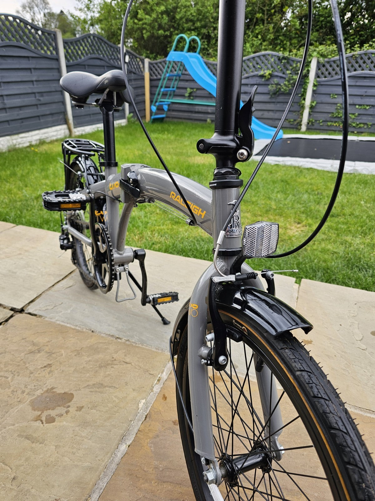 Raleigh Two Two Folding Bike 20" Aluminium Frame, 7-Speed Rear Rack Stand