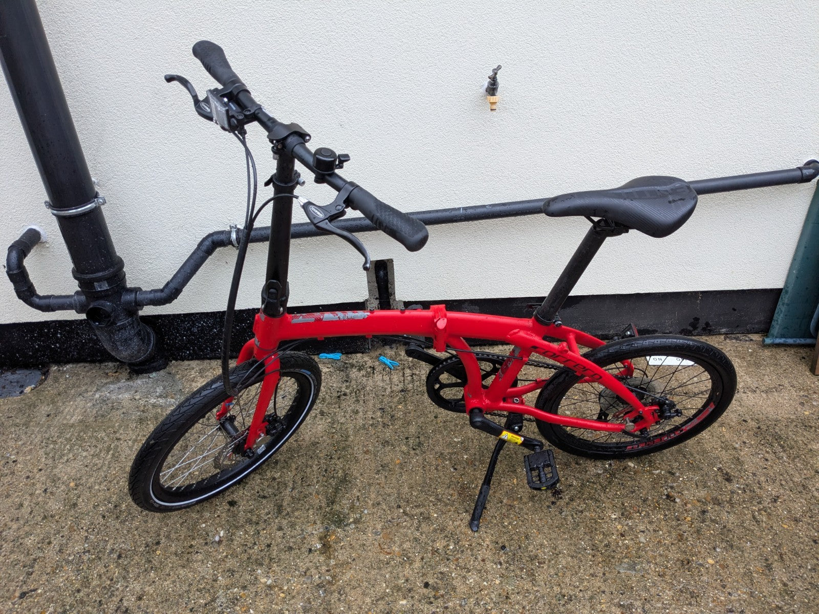 Carrera Intercity 20-inch Disc 8-Speed Folding Bike Red