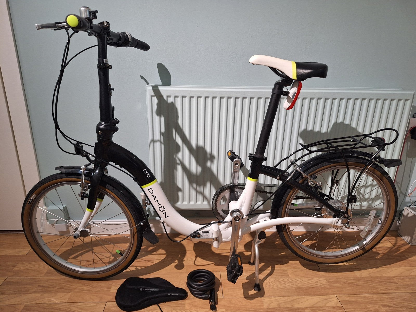 Dahon Ciao Unisex Folding 20" Wheel Bike with Rack + Mudguards  Carry Bag + Lock