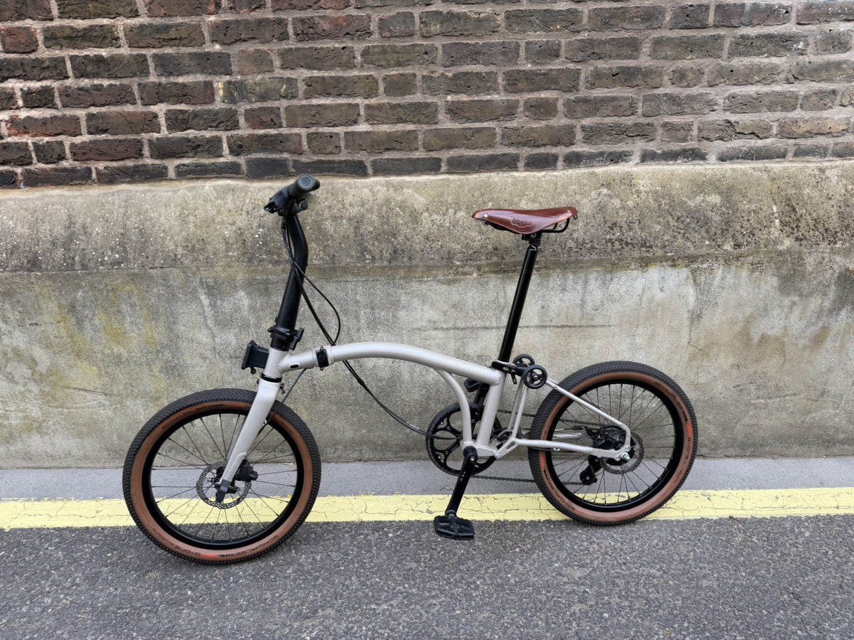 Brompton G Line 2025 - Small Traildust White 8-Speed with Brooks Saddle