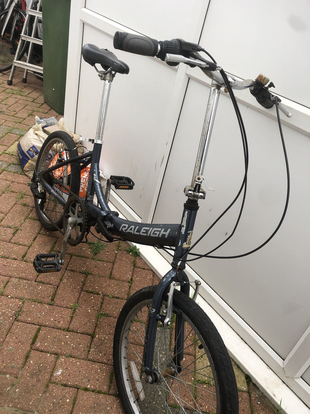 Raleigh EVO 7SP Folding Bike, Aluminum Frame, 20" Wheels, 7 Speed with Revo Grip