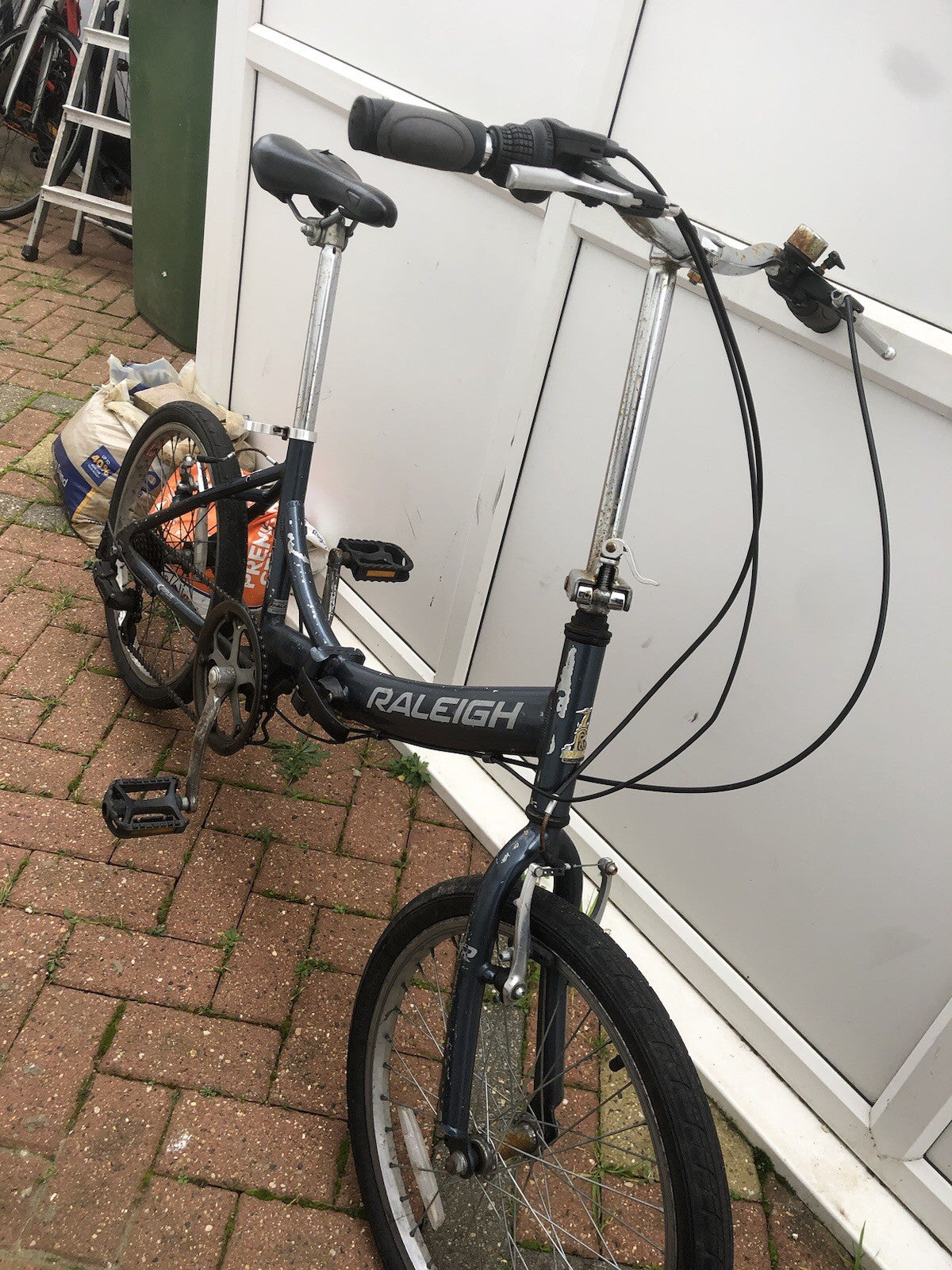 Raleigh EVO 7SP Folding Bike, Aluminum Frame, 20" Wheels, 7 Speed with Revo Grip