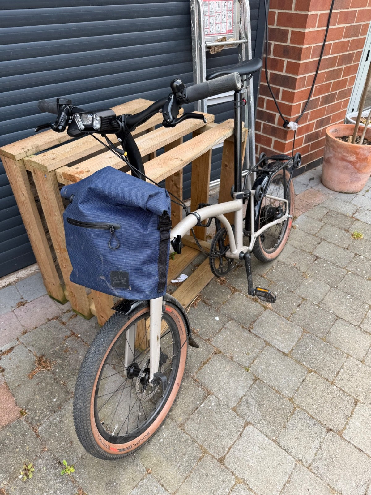 Brompton G Line 8-Speed Roller Frame & Bag Traildust White, Size Medium