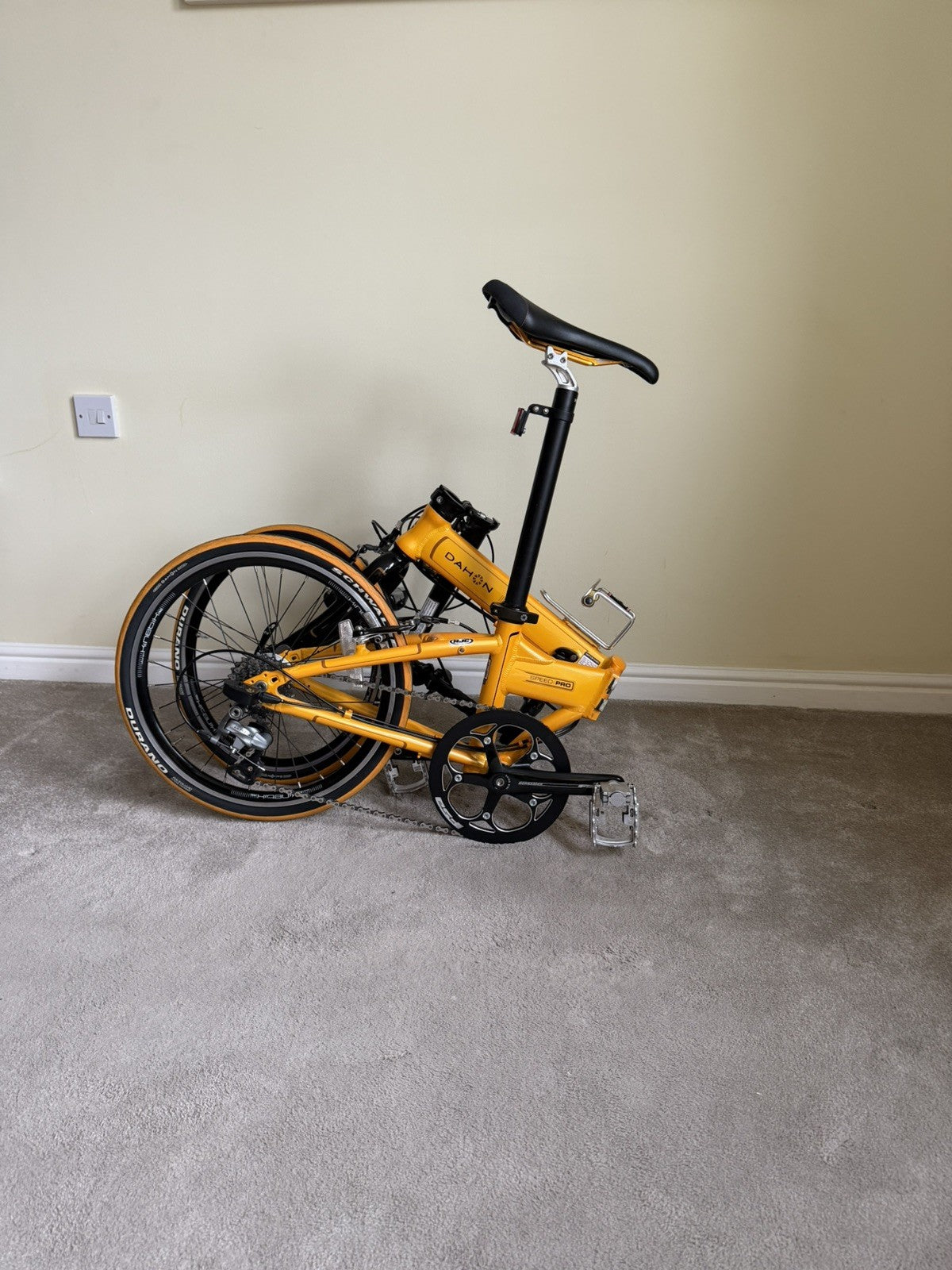 DAHON SPEED PRO TT FOLDING BIKE. HARDLY USED AS SHOWN.