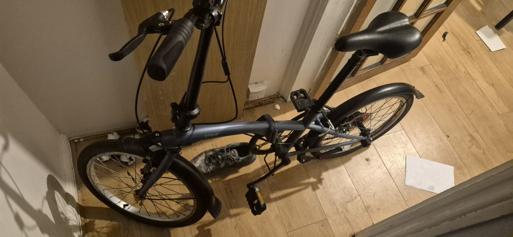 Black 20in Folding Bike, Flat Bar, V-Brakes, Mudguards & Reflectors