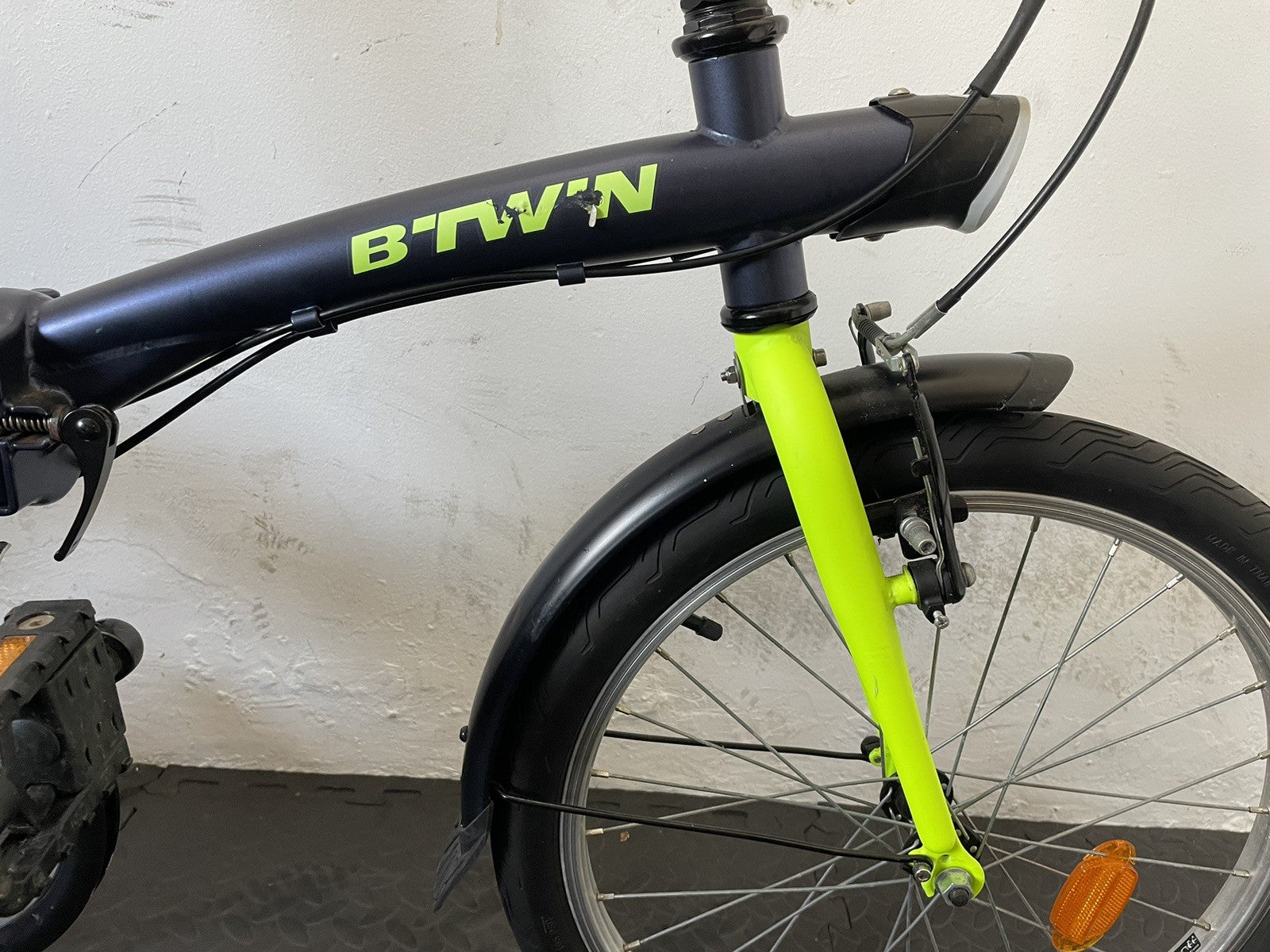 B Twin Tilt 120 Folding Bike 20 Inch Wheels. 6 Speed Matt Navy And Neon.