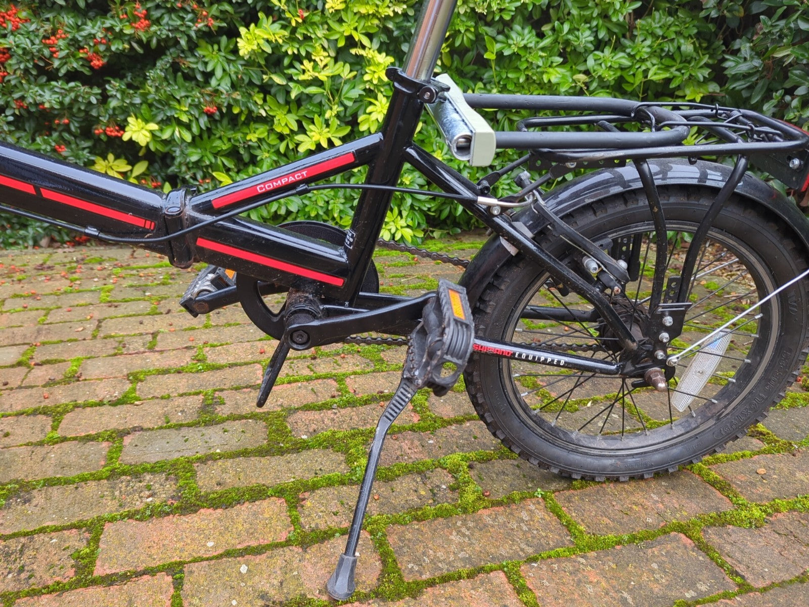 Ammaco Folding Bike 20” Wheels – Compact City Bicycle – Rear Rack – Black/Red