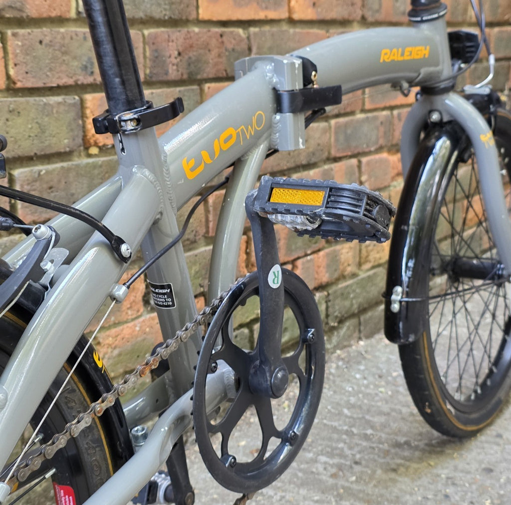 RALEIGH EVO TWO FOLD UP BIKE (20" WHEELS)