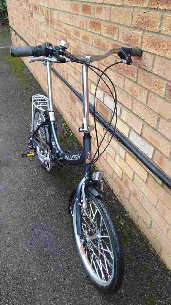 Lightweight Aluminium Raleigh Evo7SP Folding Bike is in excellent condition