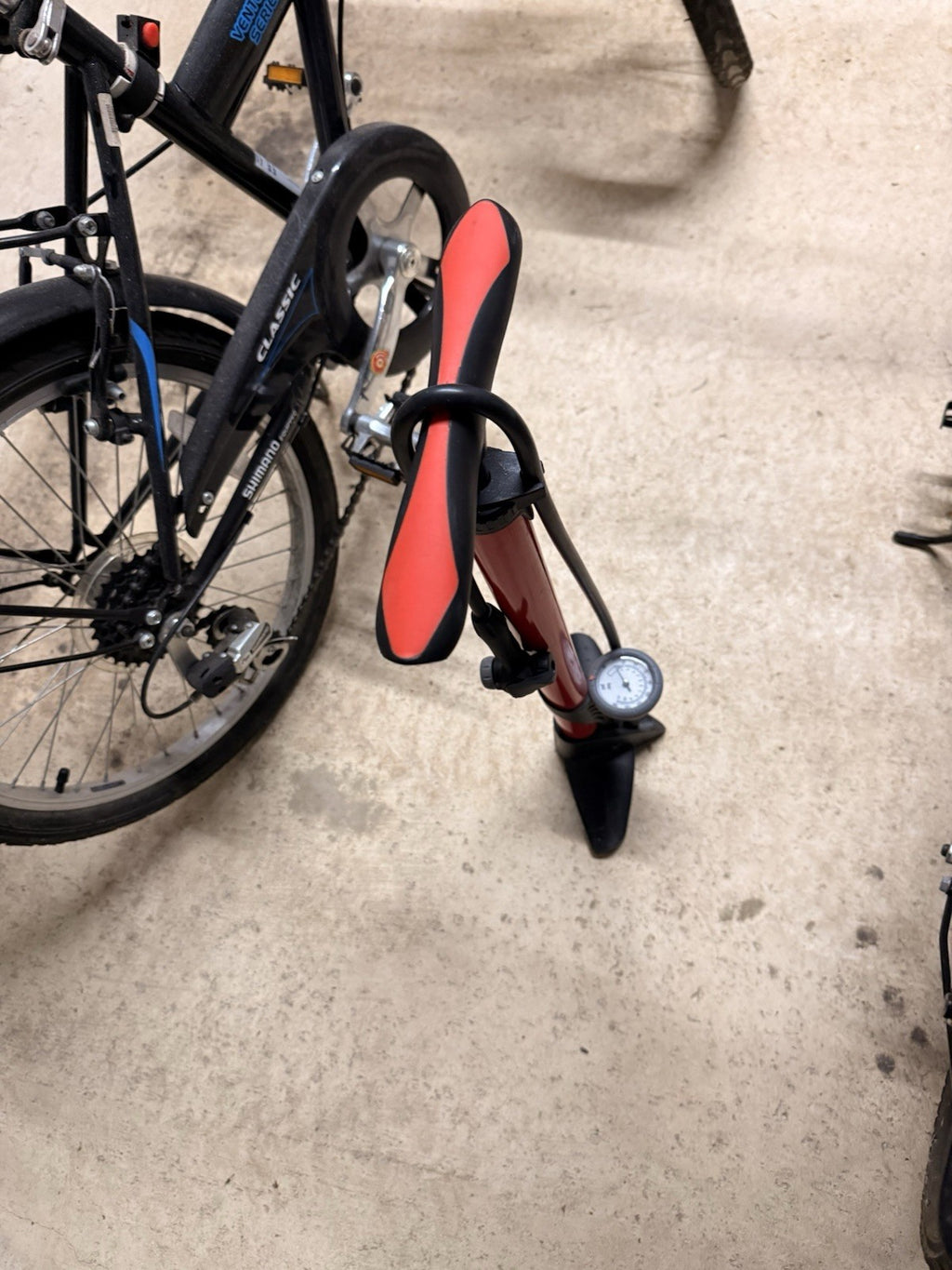2 X Classic saker folding bikes + bike floor pump