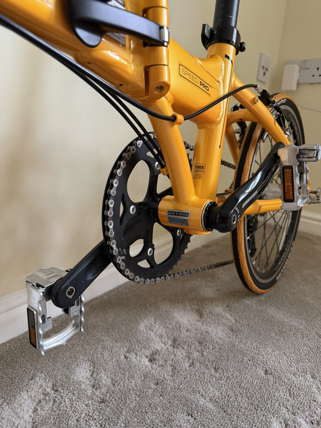 DAHON SPEED PRO TT FOLDING BIKE. HARDLY USED AS SHOWN.
