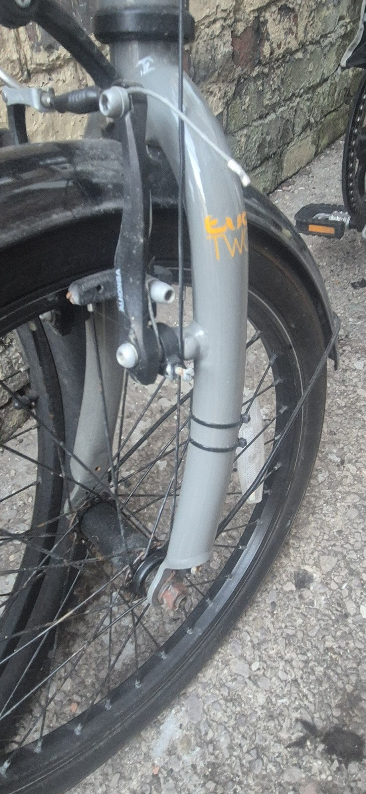 Raleigh Evo 2 is a folding bike featuring 7-speed Shimano gears and a grey frame