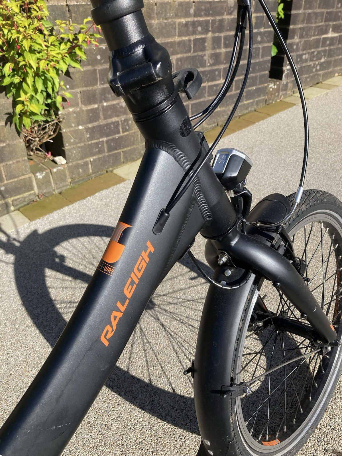 Raleigh Stow-E-Way 20" Folding Bike Black With Cycl Indicator Lights