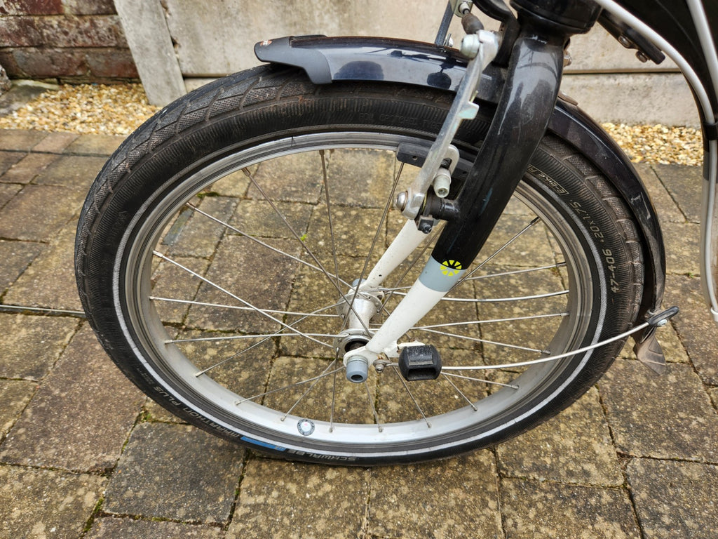 DAHON CAIO D7 FOLDING BIKE In SHINY WHITE. 20 Inch Wheels Great Condition