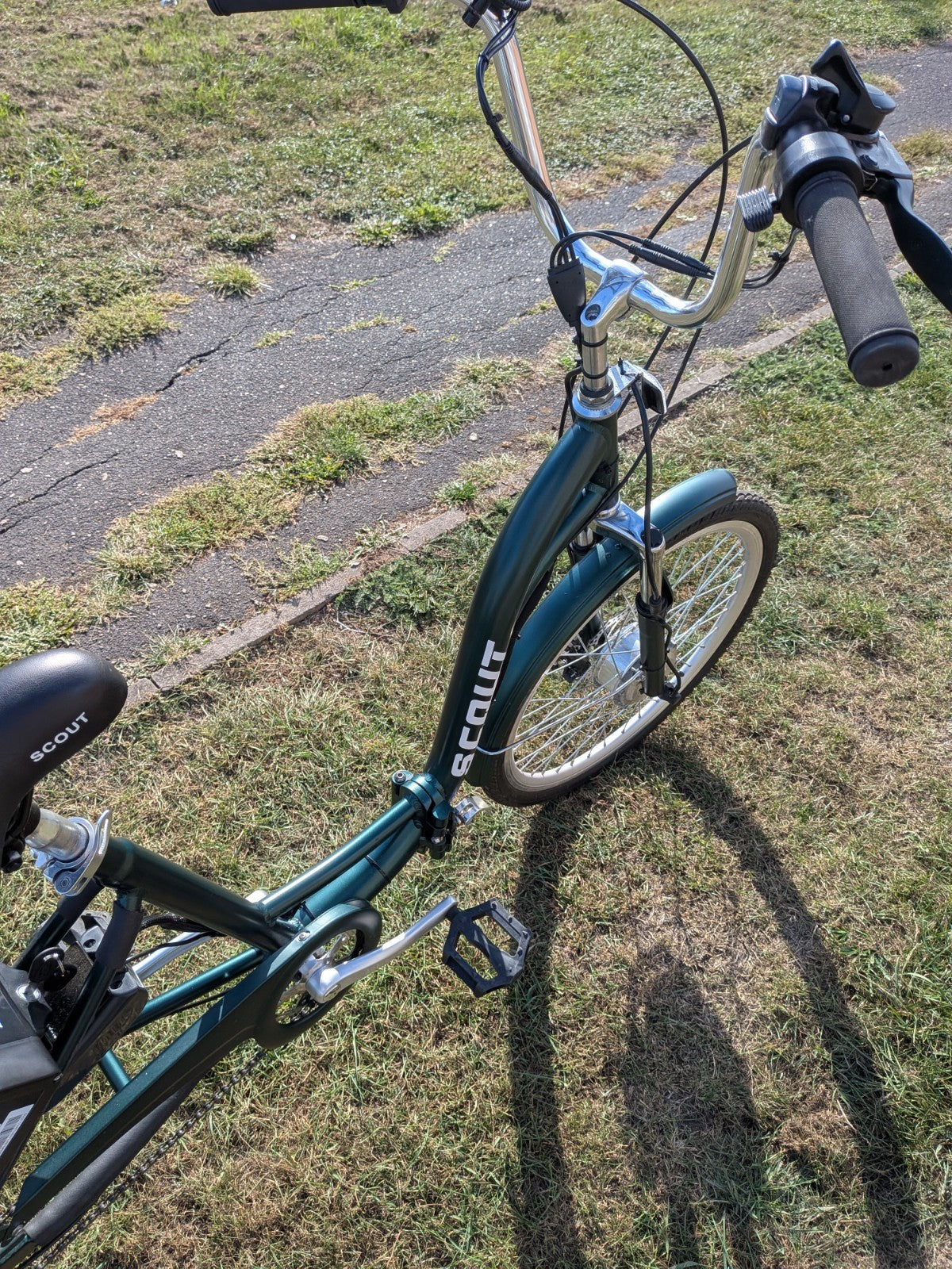 Scout Electric Folding Tricycle, Only 15 miles, Brand New Battery, Delivery .