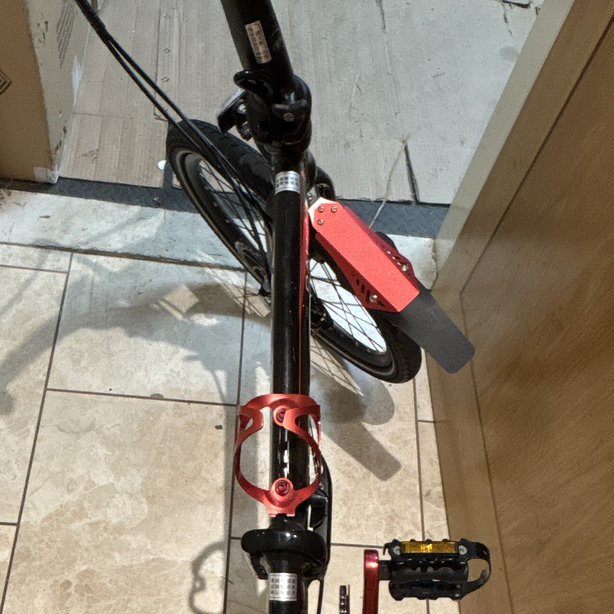 Dahon D8 20in Folding Bike 8-Speed Mechanical Disc, Mudguards, Black/Red