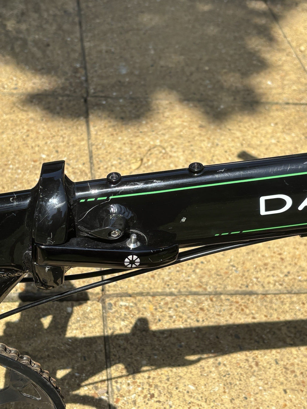 Dahon Vitesse D8 Aluminium Folding Bike 20" Black Wheels, 8-Speed Shimano Altus