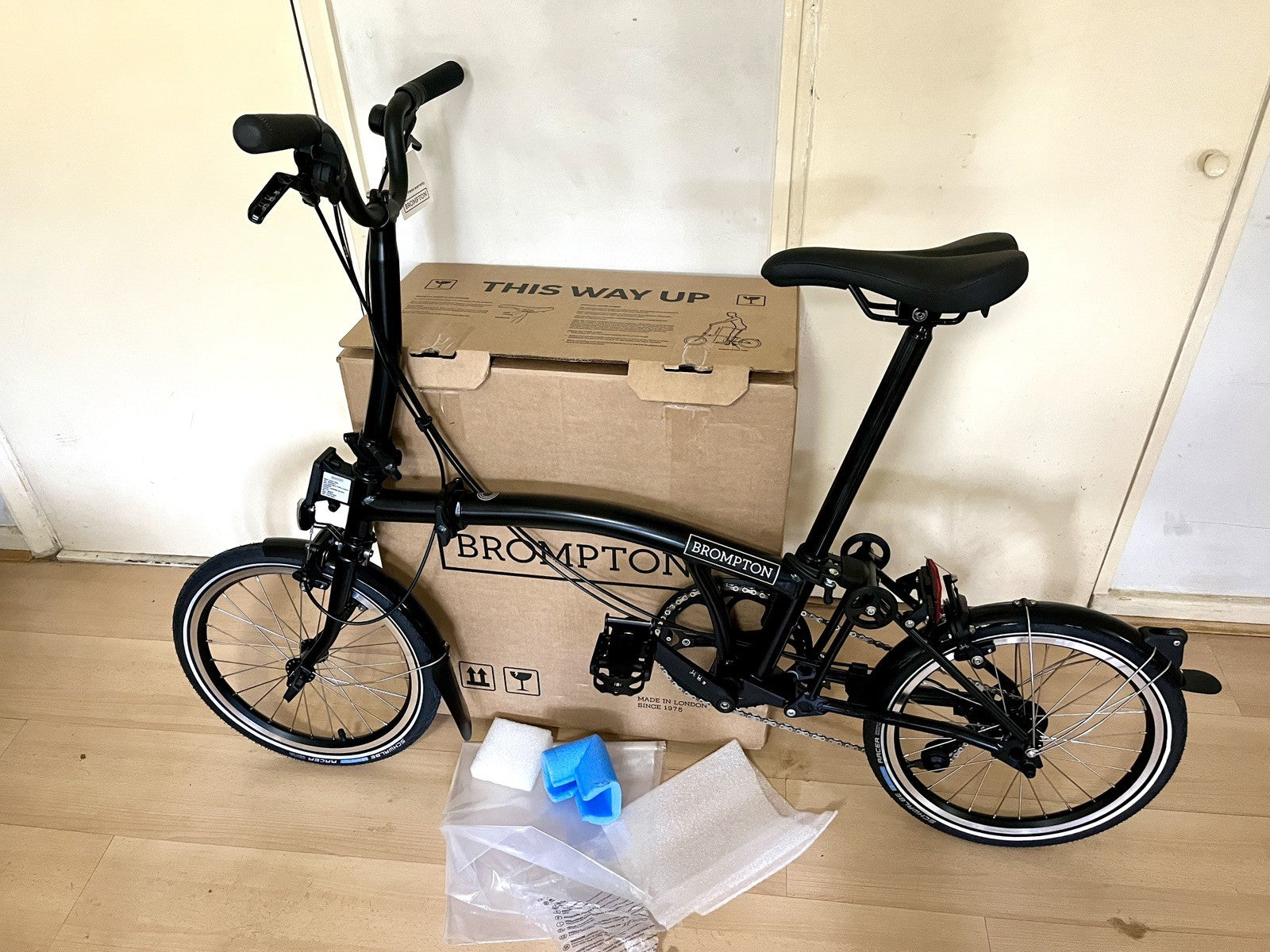 Brompton C Line, 2026 4 Speed Black, Black Ed, Mid bar NEW