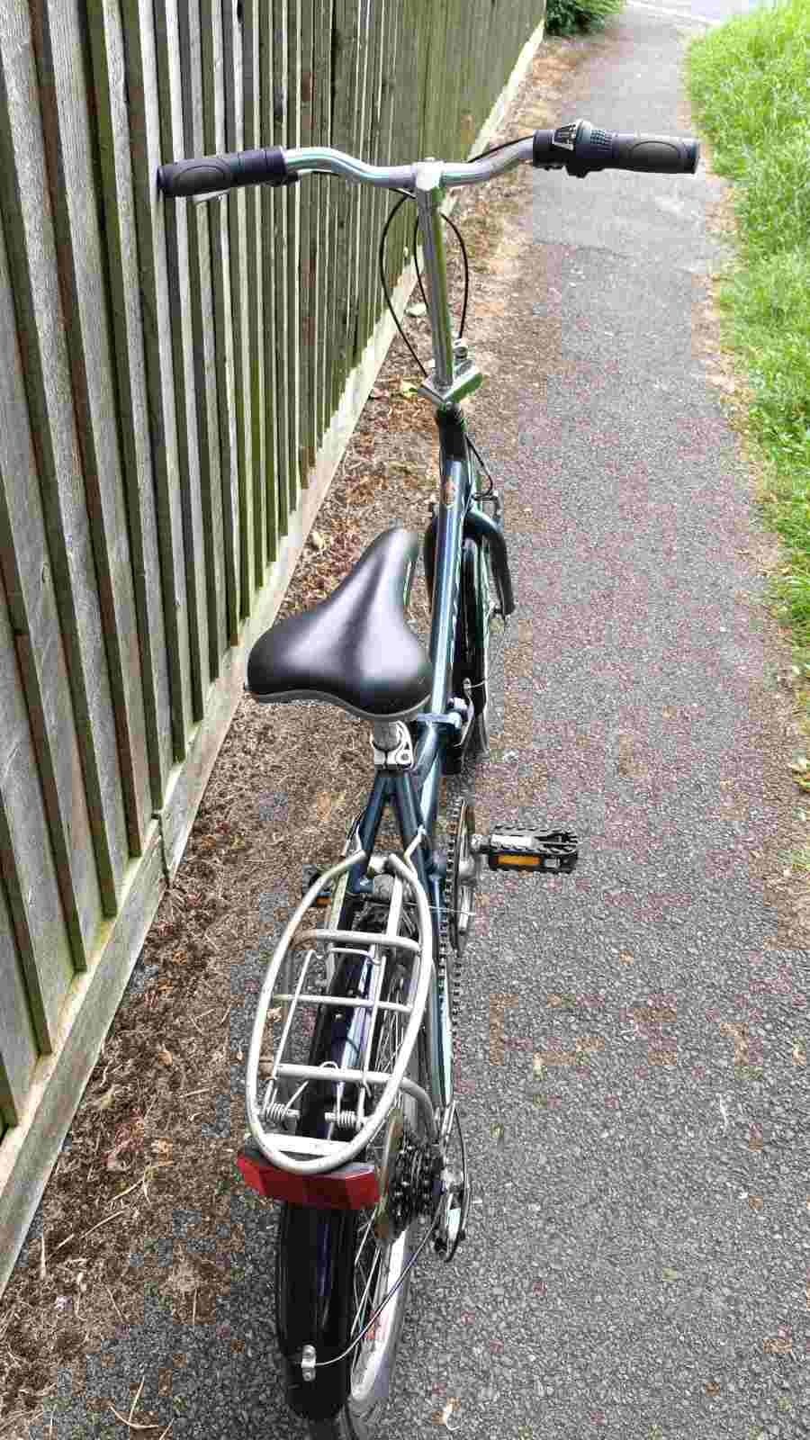 Lightweight Aluminium Raleigh Swift Folding Bike is in good condition