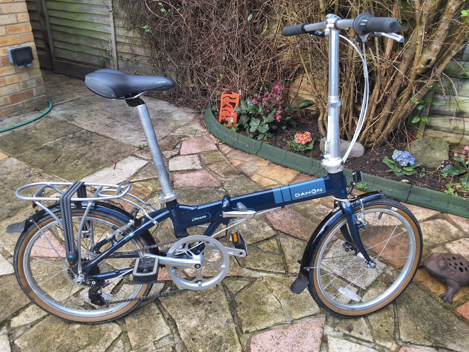 Pair of Dahon Vitesse D7  Aluminium Folding Bikes 7 Speed with Carry bags