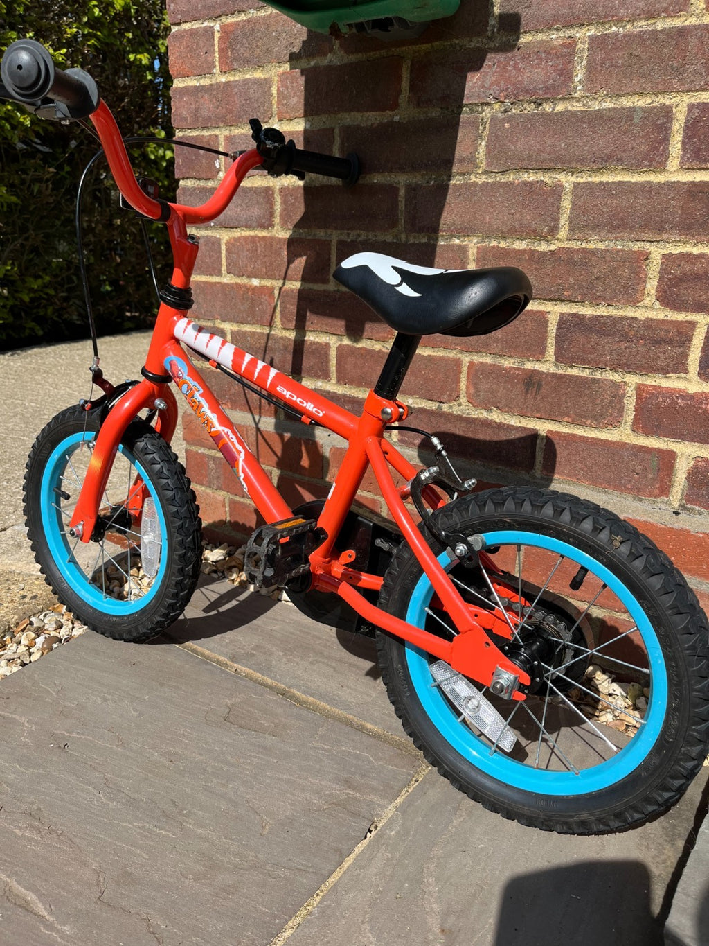 Apollo Claws 14" bike. Clean condition + folding stabilisers!