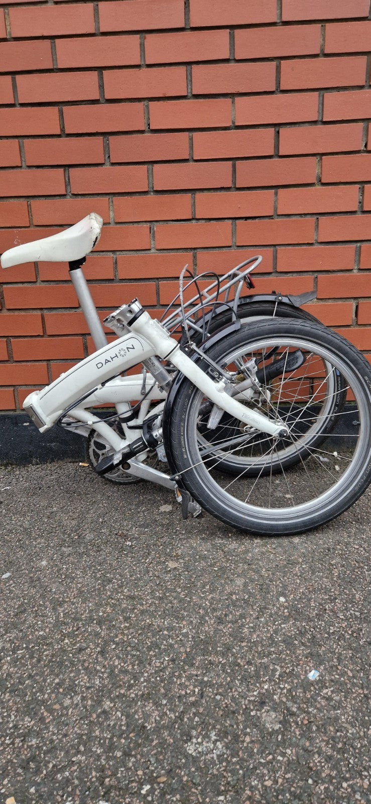 Dahon Mu P8 Foldable Bike | White | Rear Bike Rack included | 8 Speed |