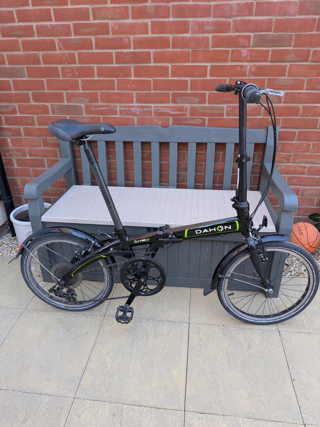 Dahon Vybe Folding City Bike 20-inch Wheels, 7-Speed, Black