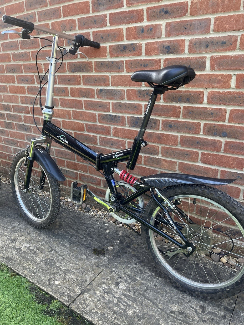 2 Folding Bikes 20 Inch Wheels One Black Or Me White With Adjustable Suspension