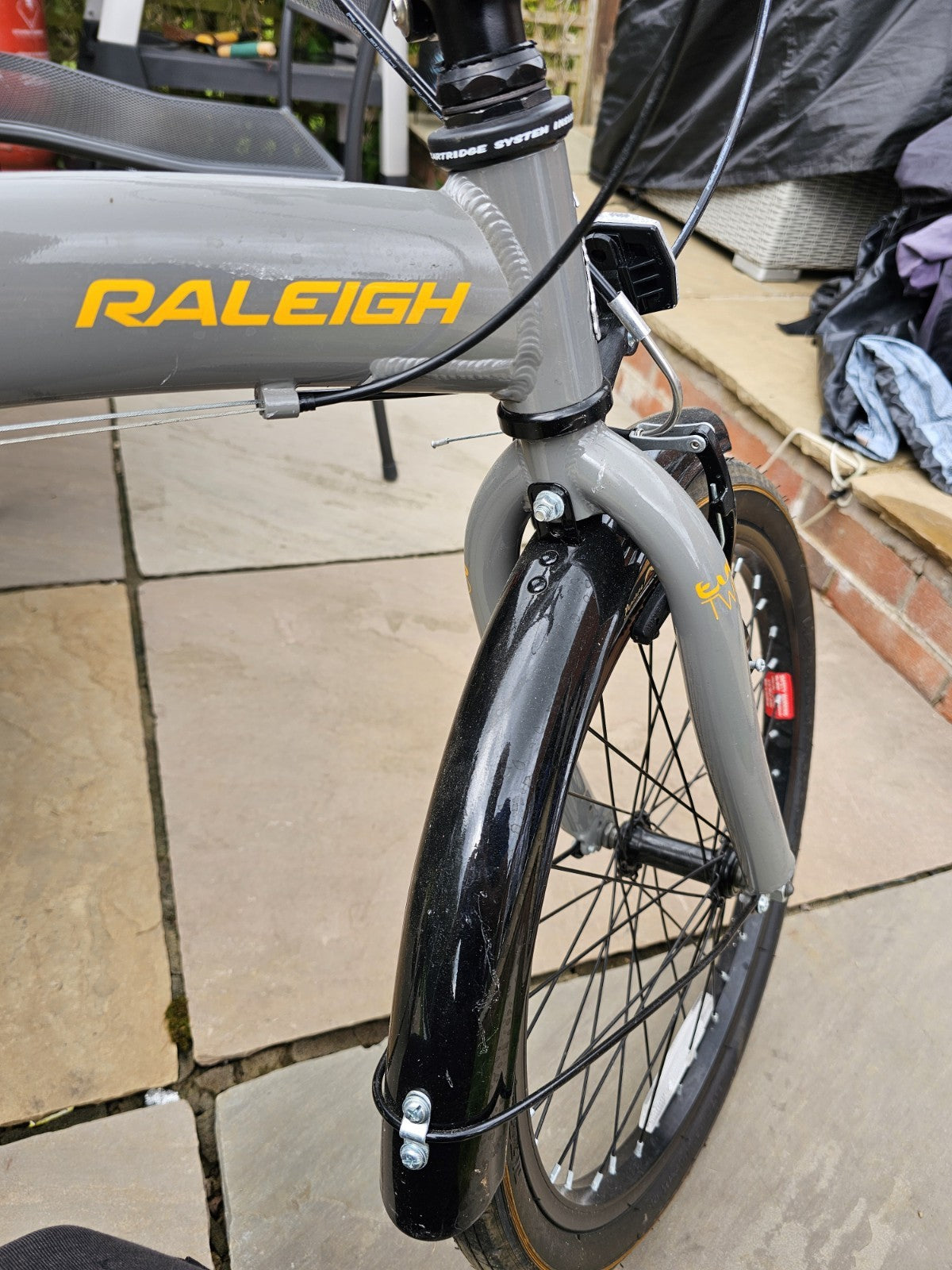 Raleigh Two Two Folding Bike 20" Aluminium Frame, 7-Speed Rear Rack Stand
