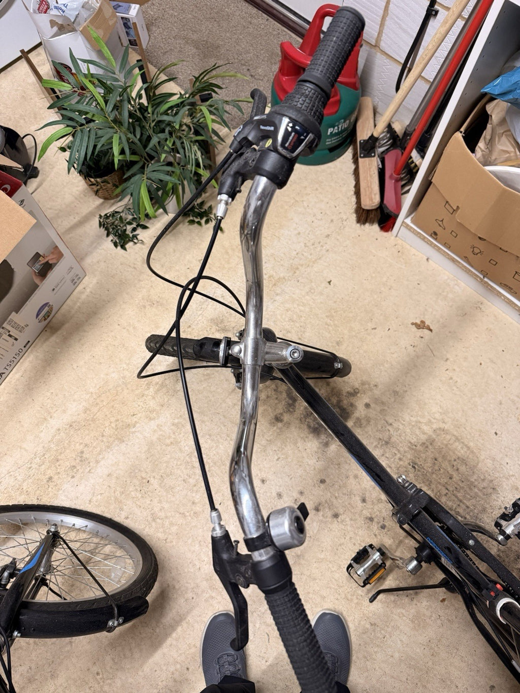 2 X Classic saker folding bikes + bike floor pump