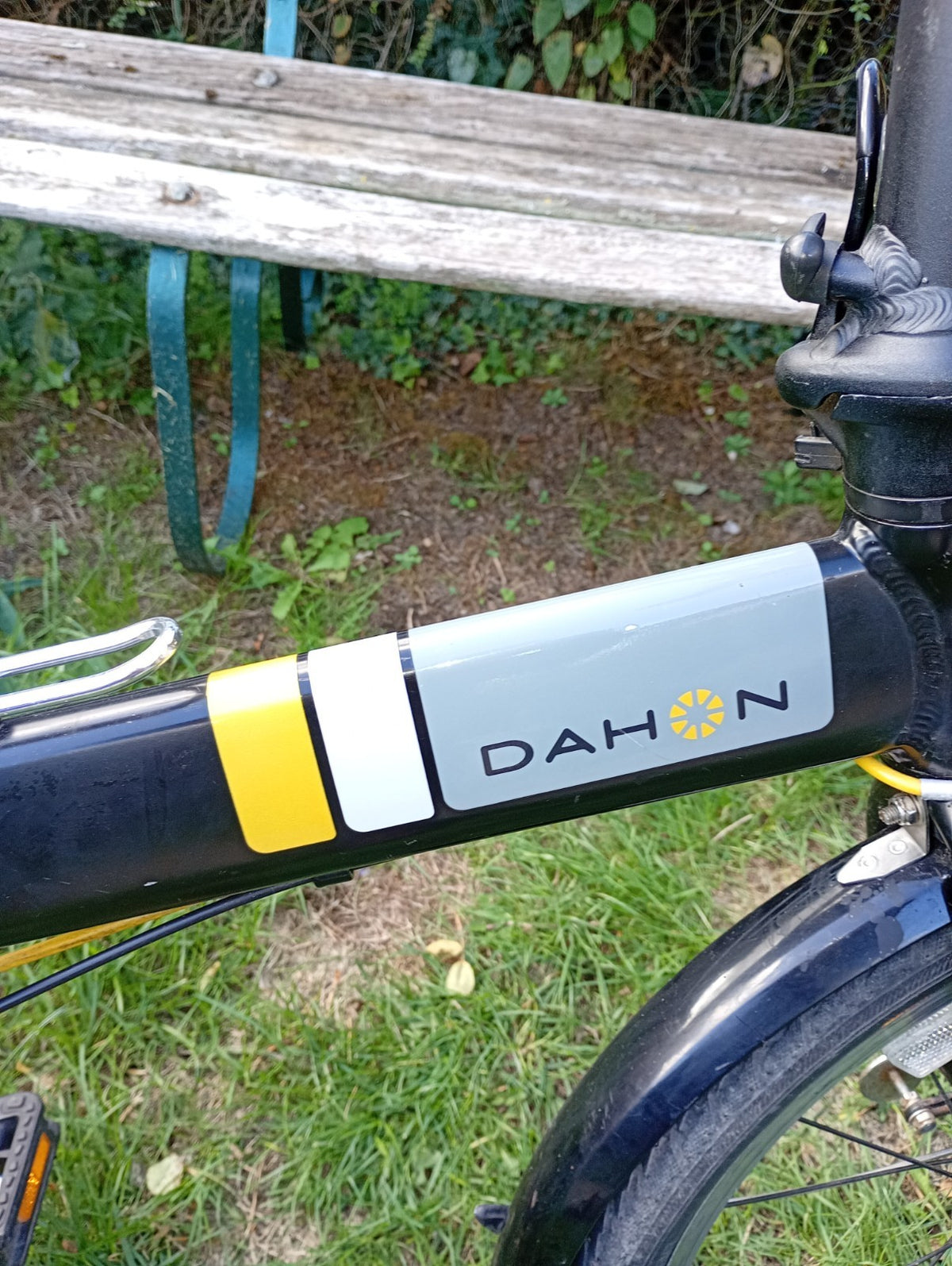 Dahon Vitesse D8 Aluminium Folding Bike 20" Black Wheels, 8-Speed Shimano Altus