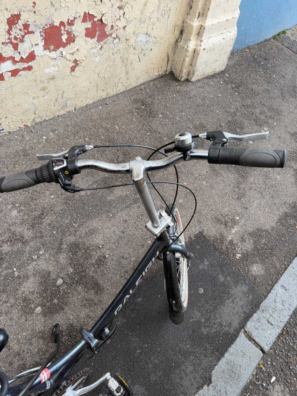 Raleigh folding bike, 6 gears, recently serviced with new chain and lubrication.