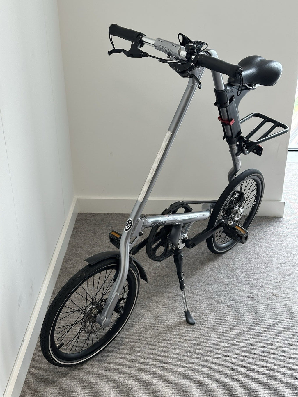 STRIDA SX Folding Bike – Silver Brush with Black Details – Good Condition