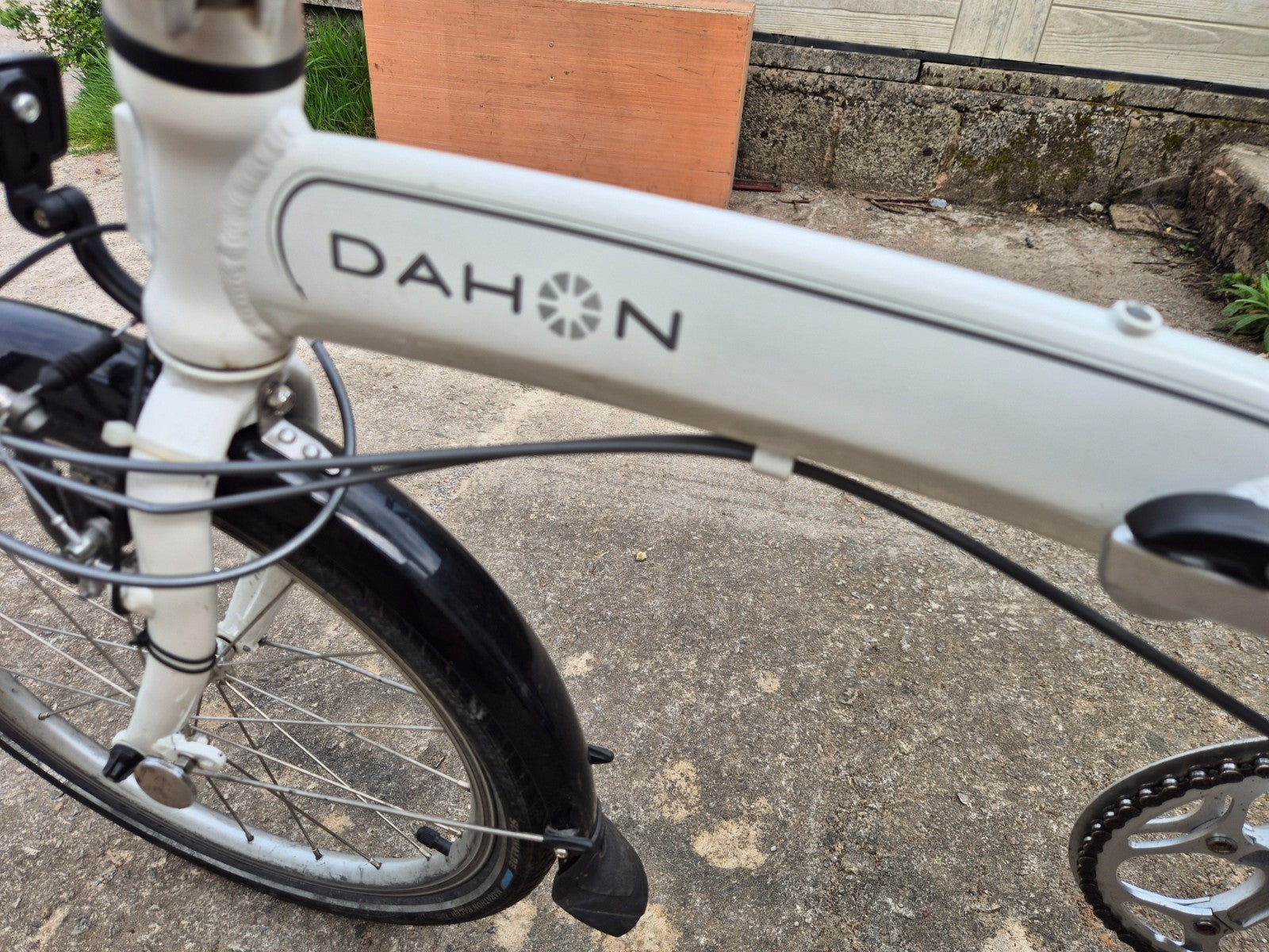 Dahon Mu P8 Folding Bike White  8 Speed 20" Wheels