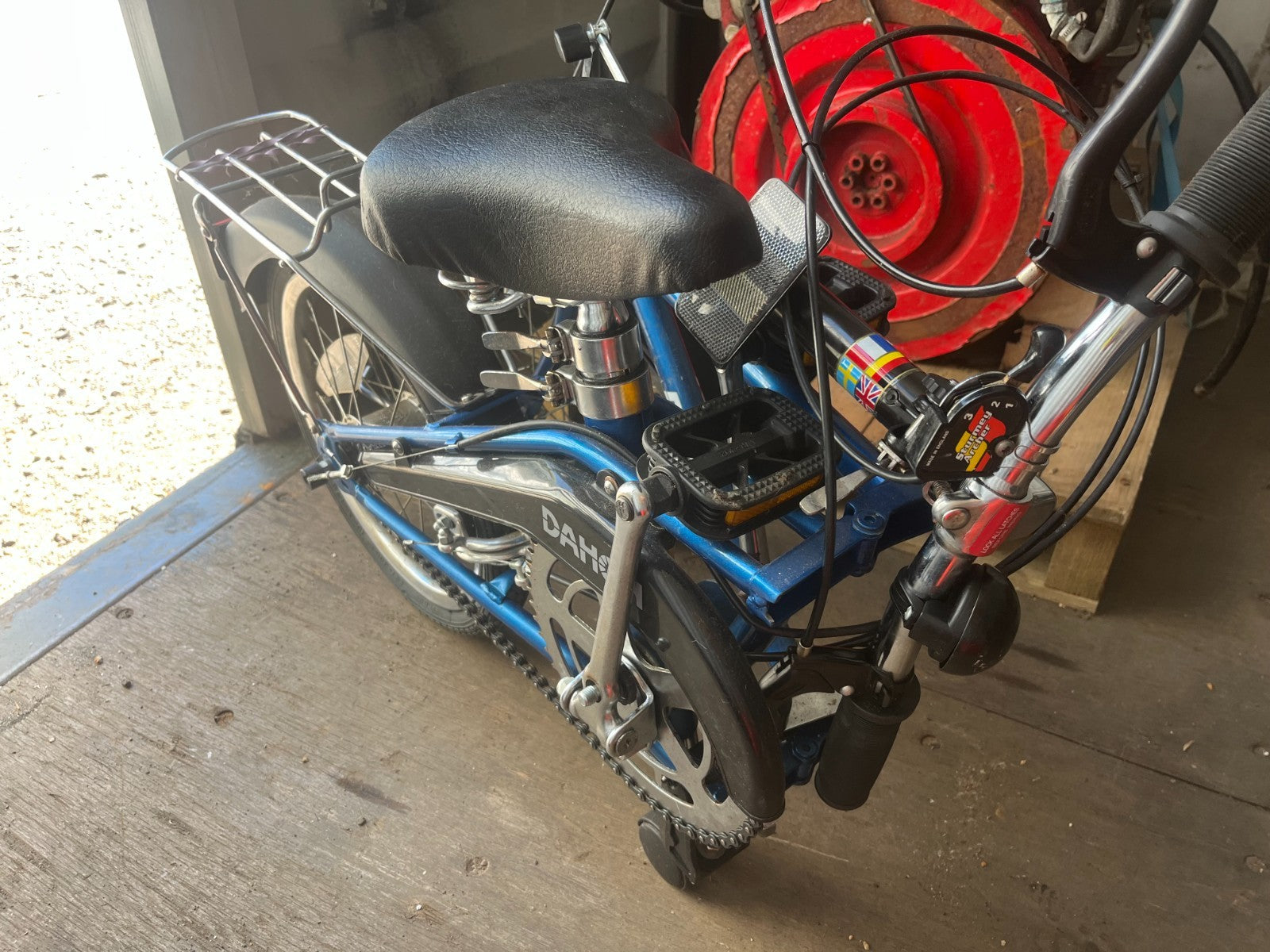 DAHON Folding Bike Ideal Boat Caravan or Motorhome - Metallic Blue