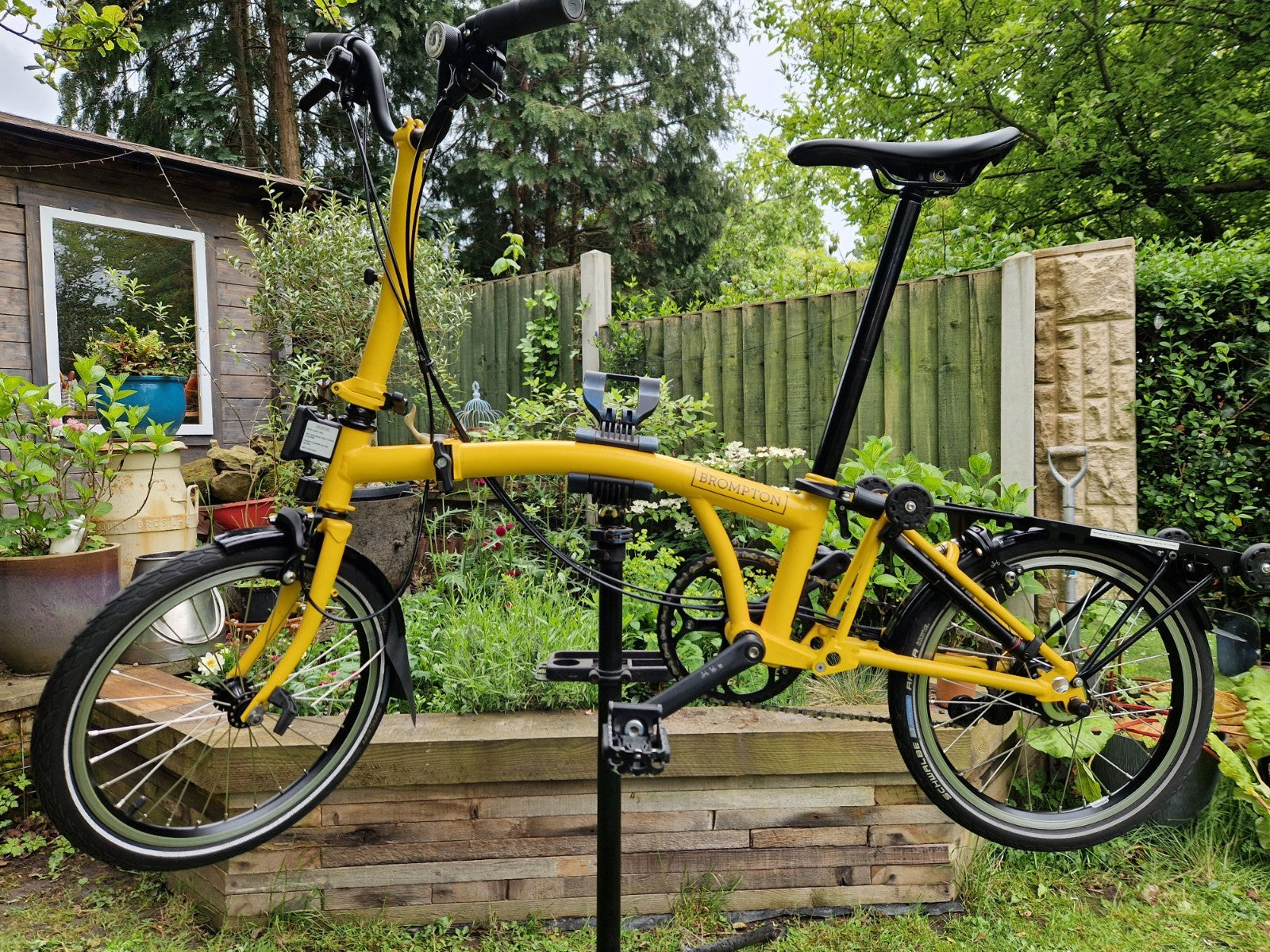 Brompton C Line 6 speed/Rack  Explore, Bumblebee Yellow/Black Mudguards LED