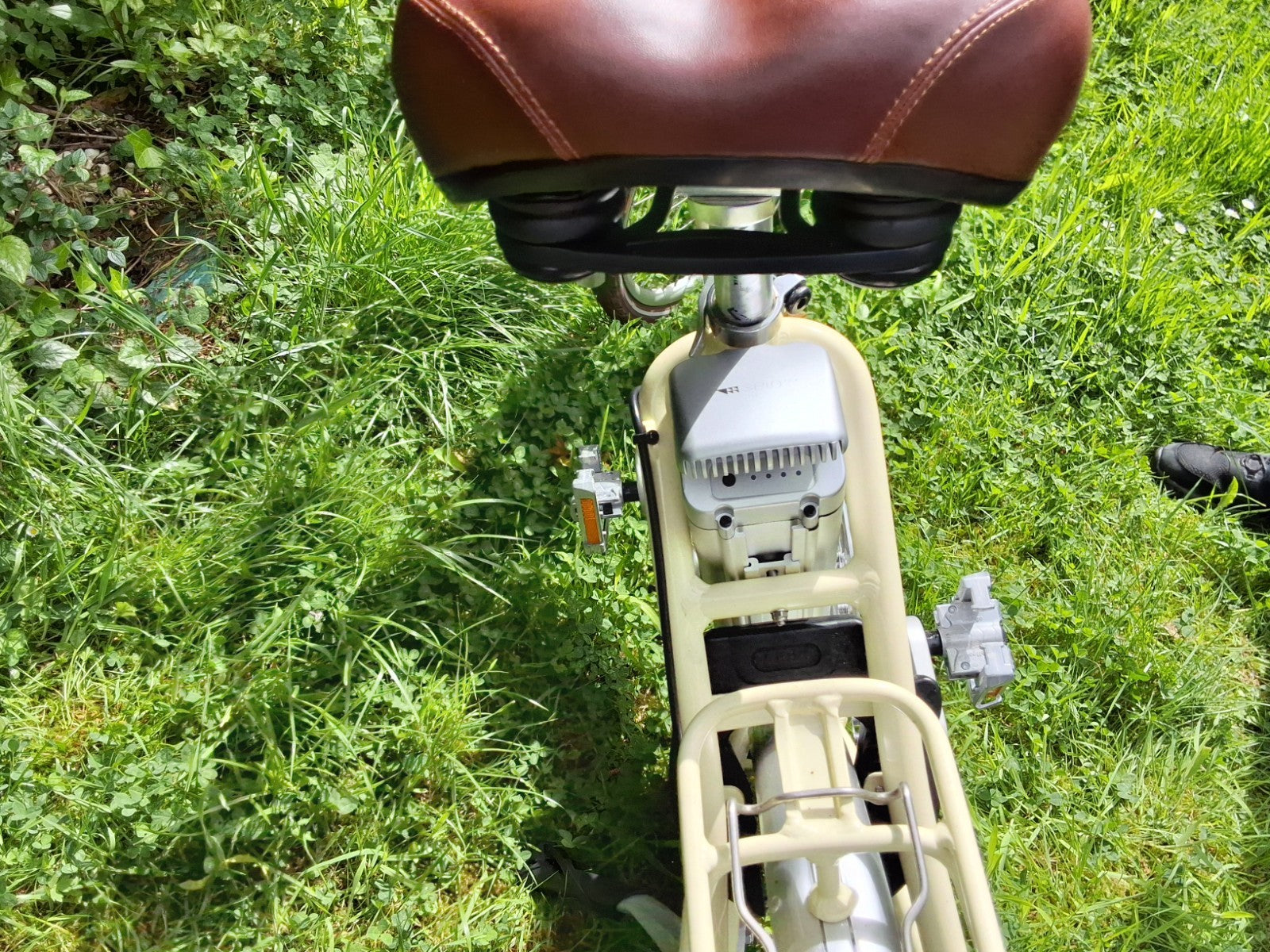 VOLT LS Metro,cream with crown handlebars and saddle. Immaculate condition.