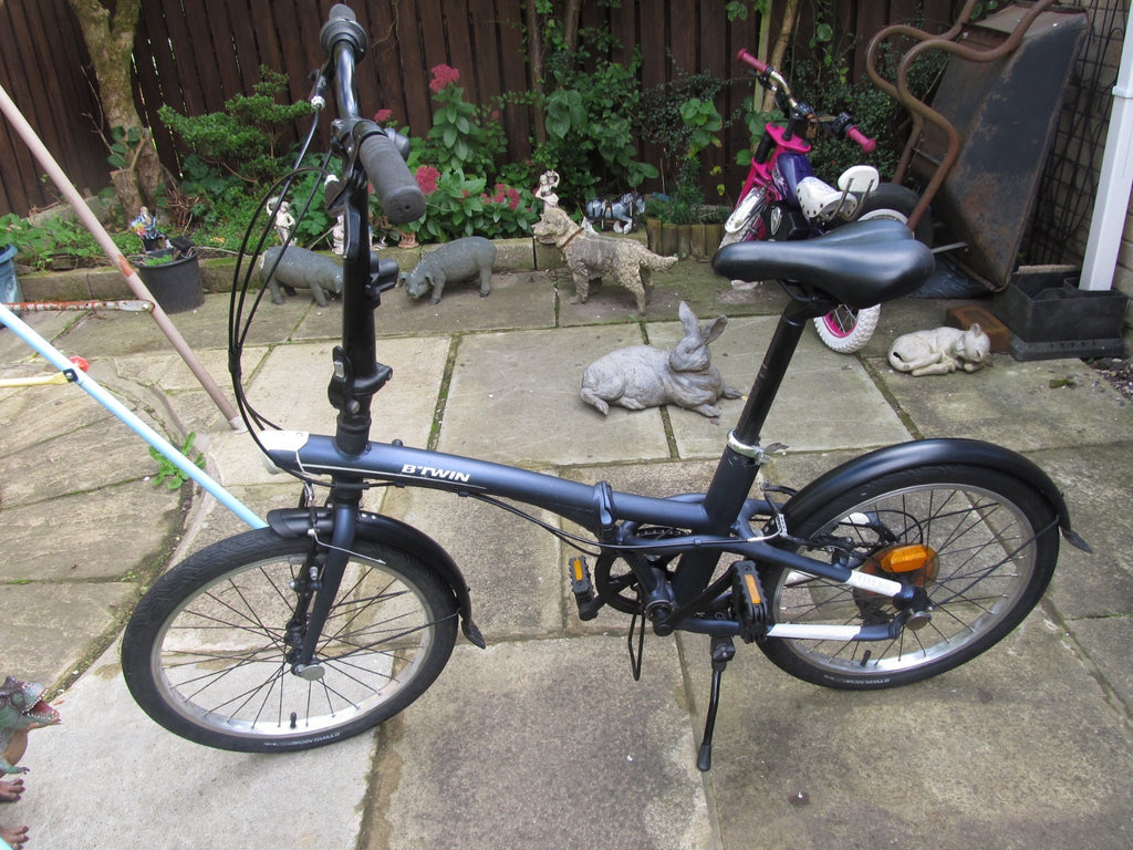 BIKE - FOLDING BIKE - 20 " WHEELS  - UNISEX - VERY GOOD CONDITION