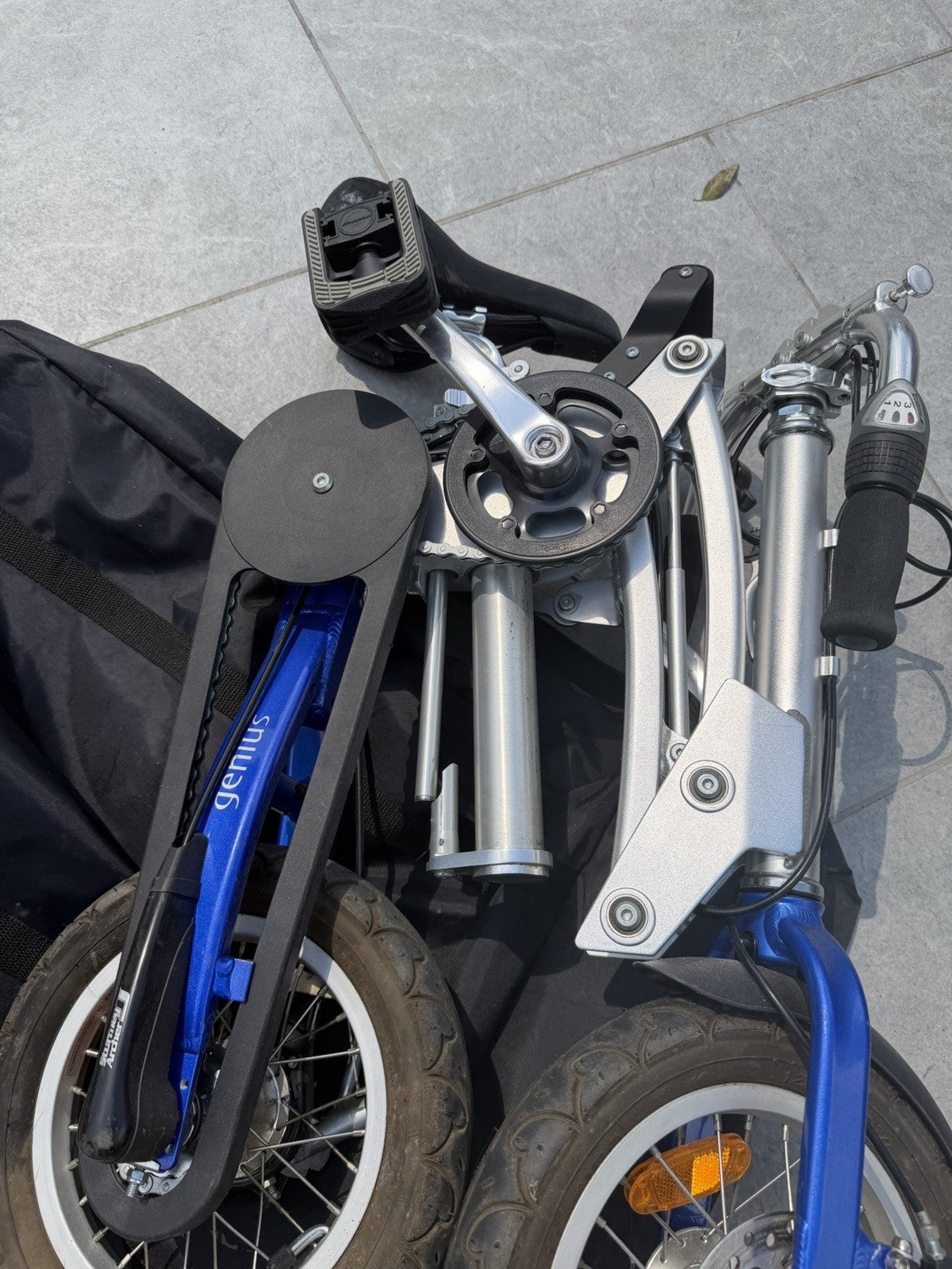 MOBIKY GENIUS FOLDING BIKE WITH BAG , DISC BRAKES