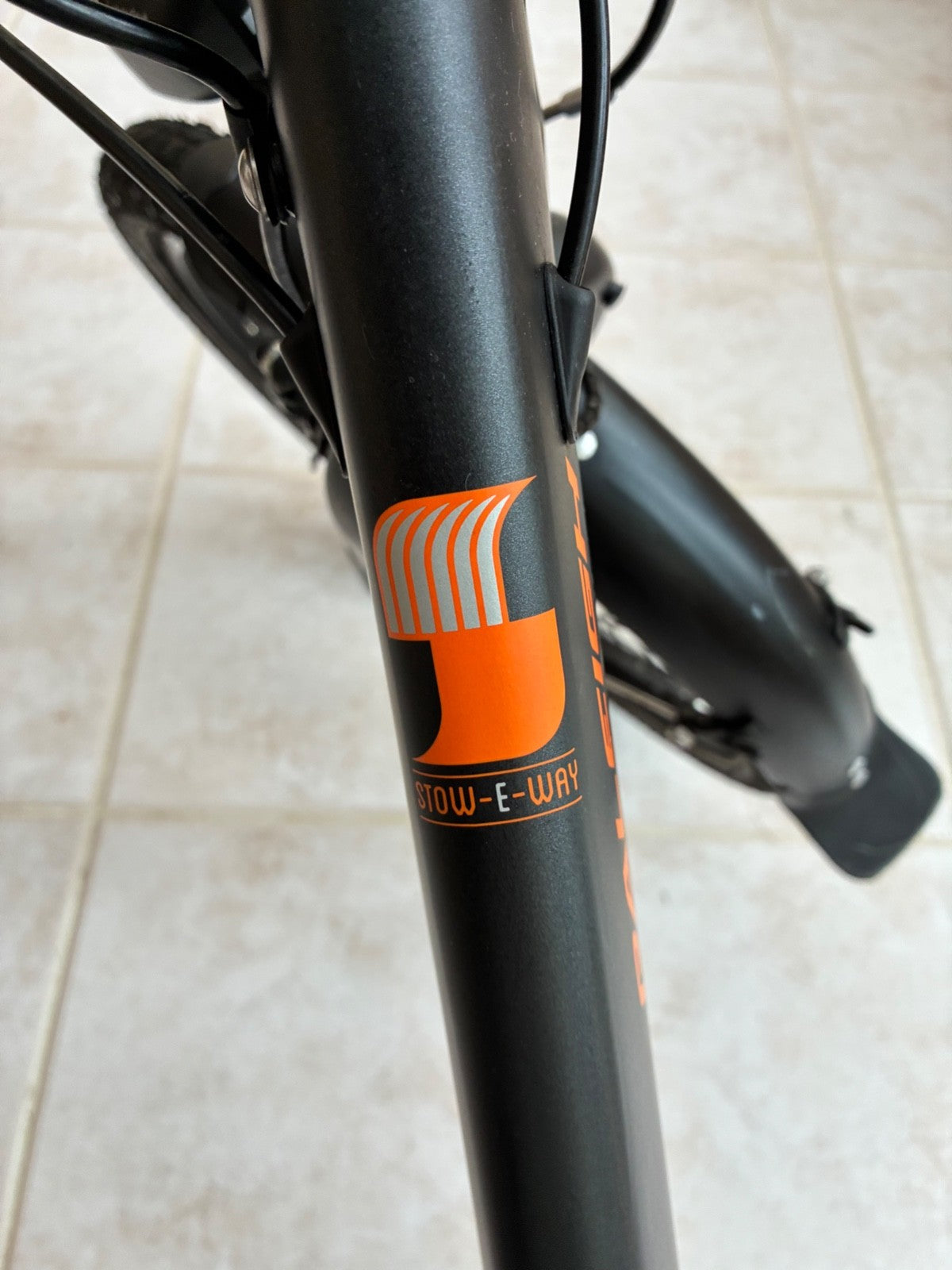 Raleigh Stow E Way Compact 8-Speed Folding E--Bike - Grey (Scratched Frame)
