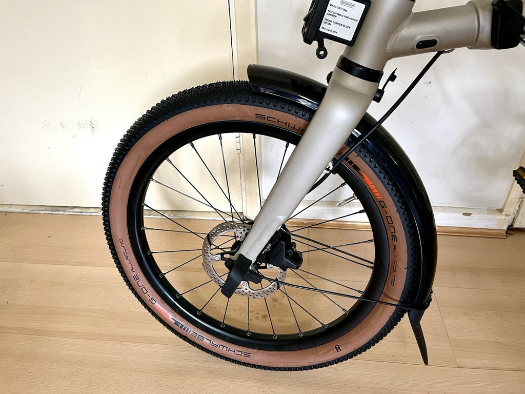 Brompton G Line Medium Folding Bike 8-Speed, Traildust White w rack & mudguards