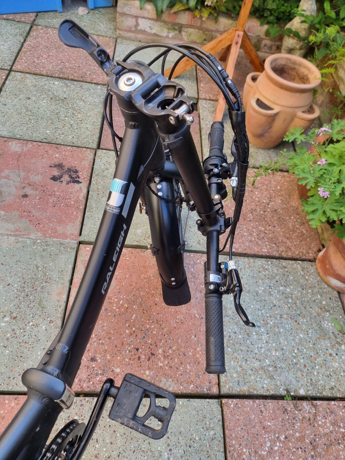 Raleigh Stow--E--Way Compact 8-Speed Folding Bike - Black