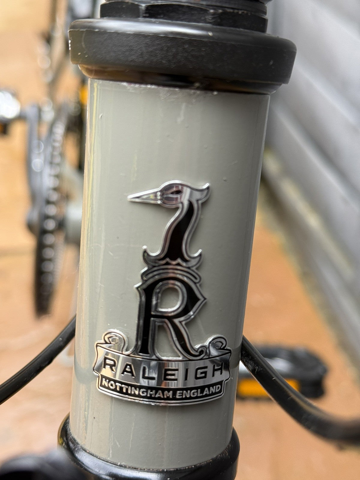 Raleigh Evo 2 Folding Bike - 7 Speed Shimano - 20" Wheels - Grey and accessories