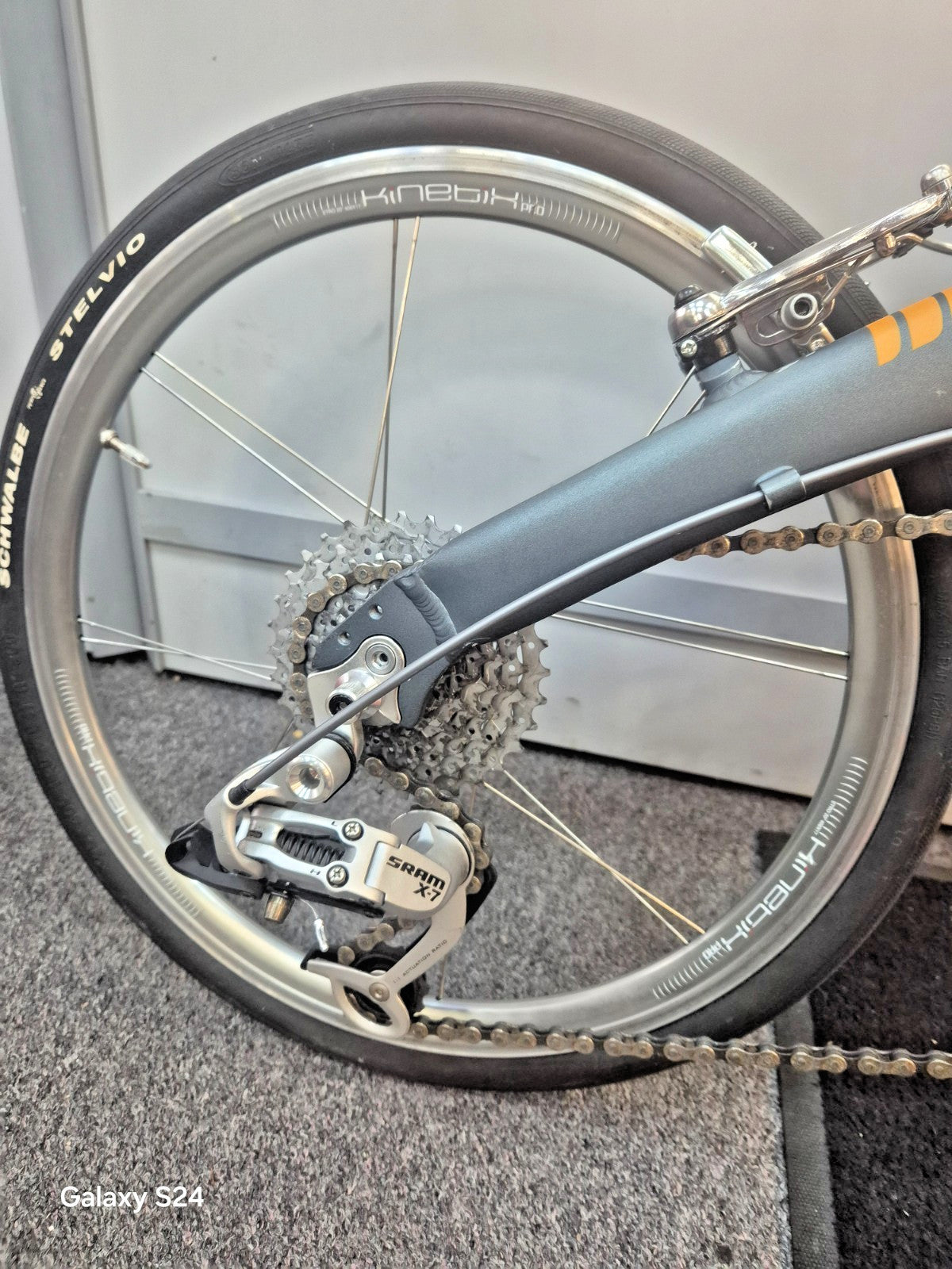 DAHON FOLING BIKE. VERY LIGHT, WITH CARRY BAG - Like Brompton