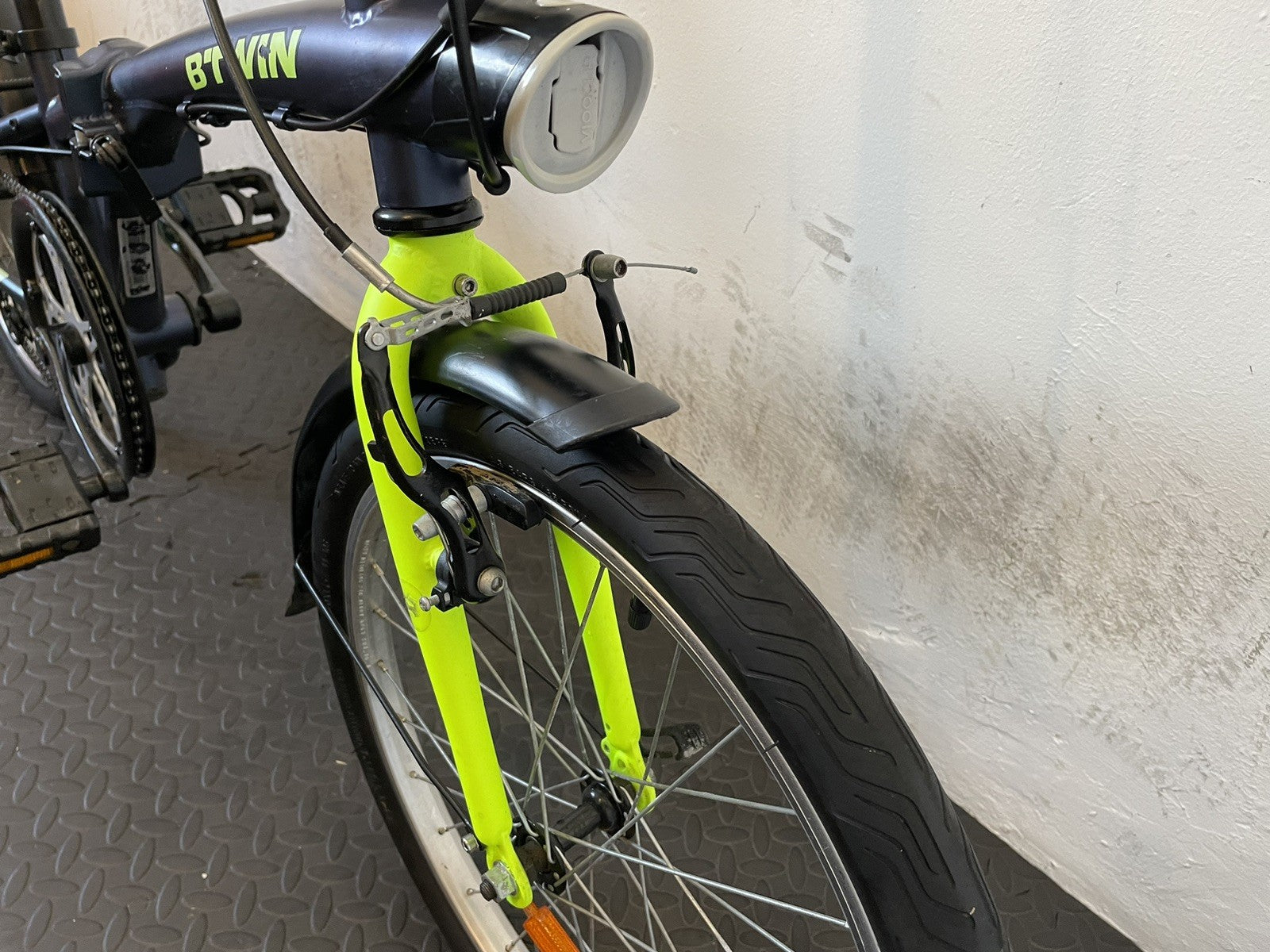 B Twin Tilt 120 Folding Bike 20 Inch Wheels. 6 Speed Matt Navy And Neon.