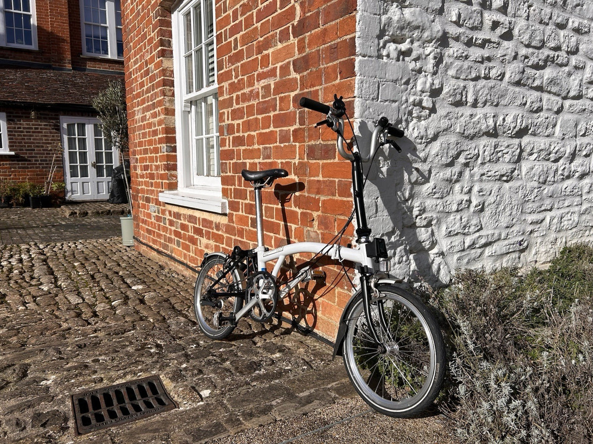 Brompton Folding Bike 16in M White/Black Mudguards Reflectors Front Bag