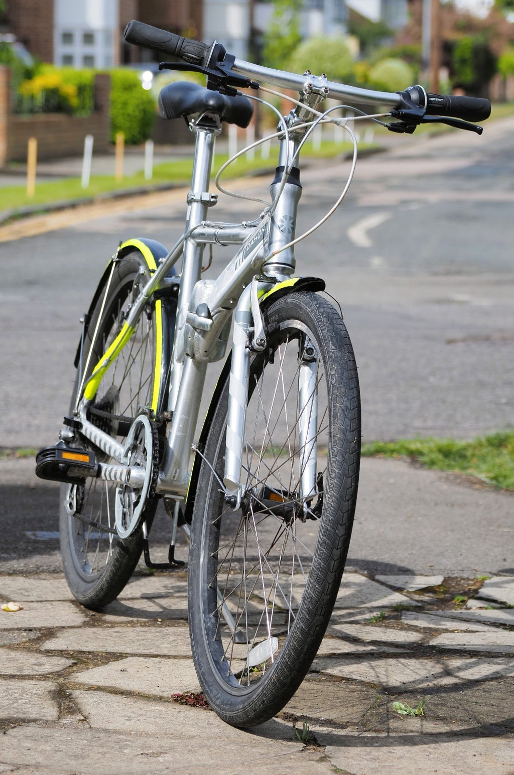 Dahon Espresso Folding Bike: 26" Wheels, mudguards,  Hi-Viz extras